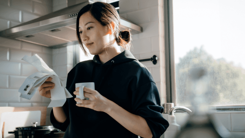 Femme consultant ses factures