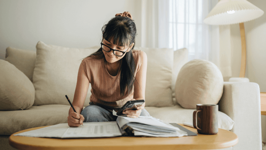 Femme en train de faire ses comptes bancaires