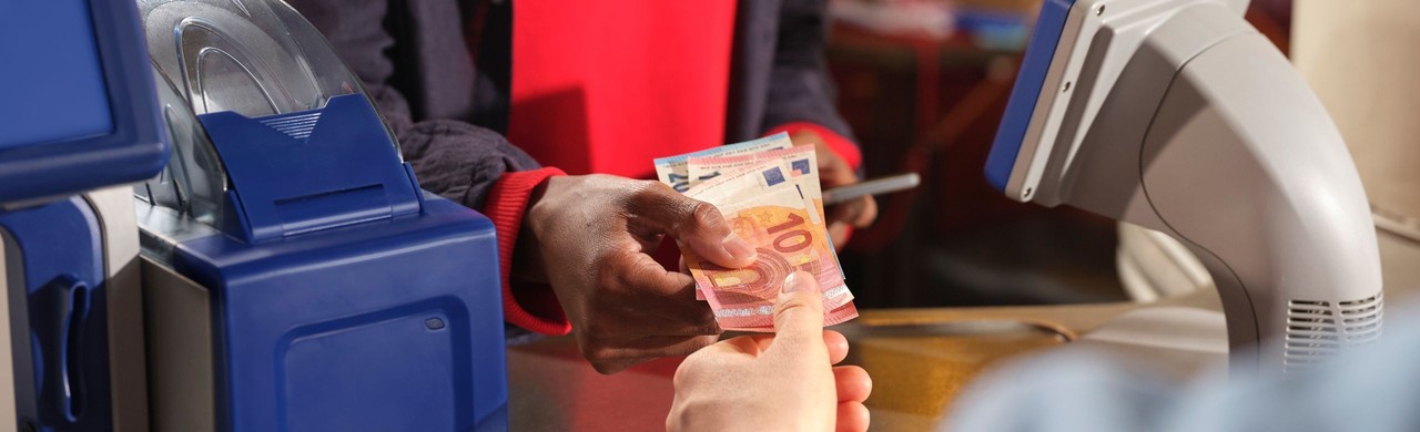 Paiement en espèces chez un buraliste