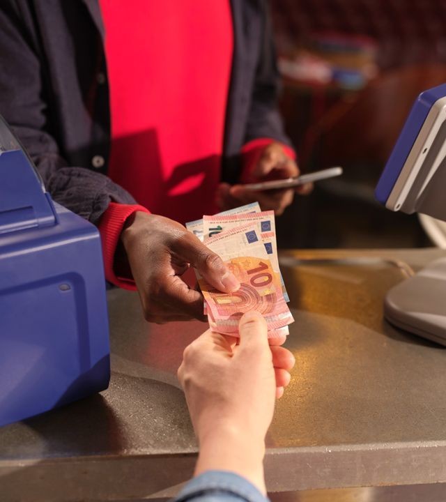 Paiement en espèces chez un buraliste