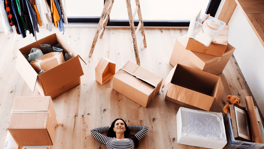 Femme en plein déménagement