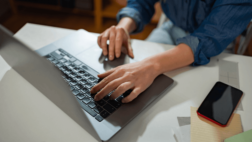 Personne manipulant un ordinateur