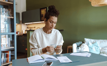 Personne manipulant de l'argent en espèces