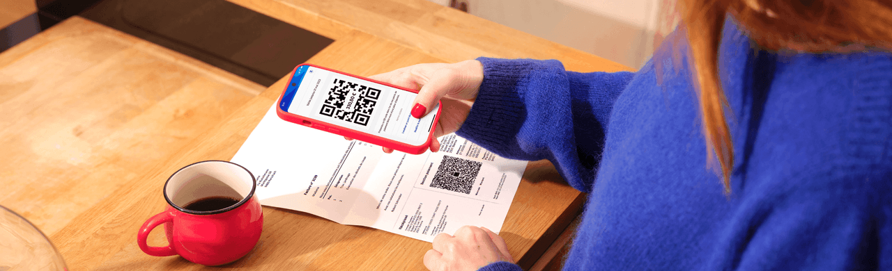 Utilisatrice Nirio en train de scanner sa facture