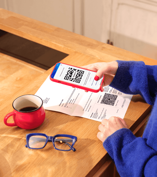 Utilisatrice Nirio en train de scanner sa facture